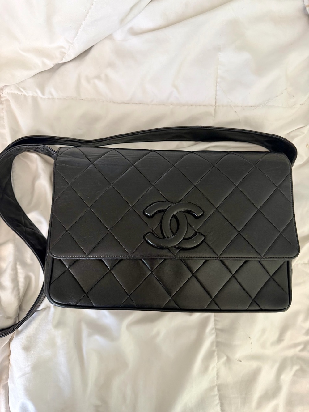 CHANEL JUMBO Black Quilted Lambskin Shoulder Bag with CC Logo
